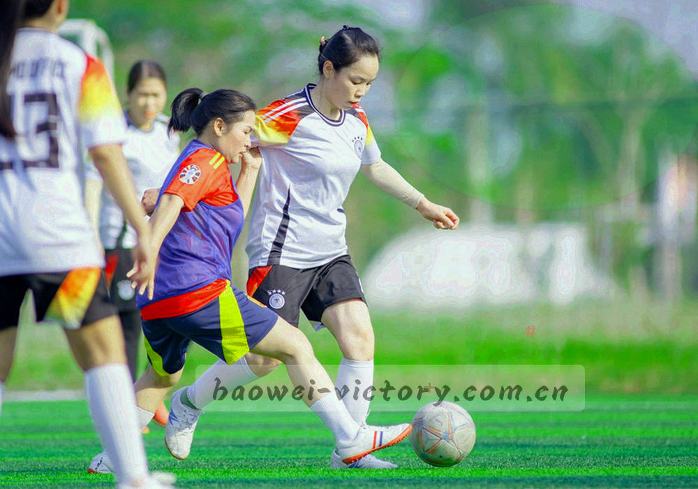 球门网与点球点关系的斜角特写，荧光青逆光